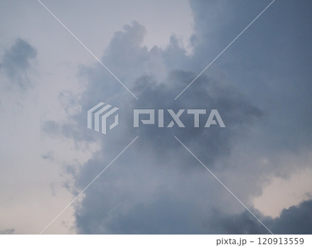 暗い空に黒い雲 暗い空に黒い雲 120913559