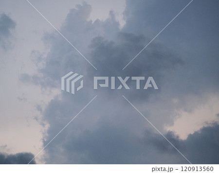 暗い空に黒い雲 暗い空に黒い雲 120913560