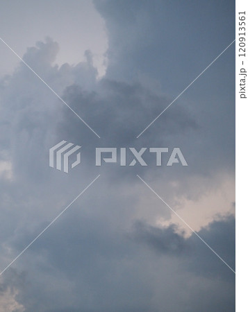 暗い空に黒い雲 暗い空に黒い雲 120913561