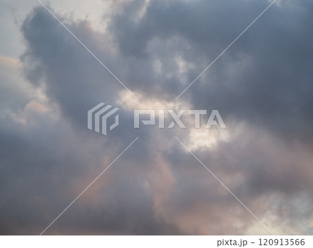 暗い空に黒い雲 暗い空に黒い雲 120913566
