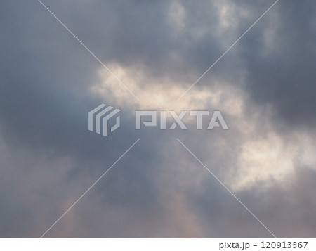 暗い空に黒い雲 暗い空に黒い雲 120913567