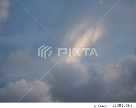 暗い空に黒い雲 120913568