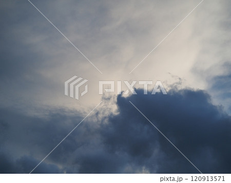 暗い空に黒い雲 120913571
