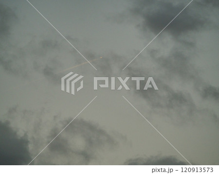 暗い空に黒い雲 暗い空に黒い雲 120913573