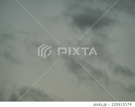 暗い空に黒い雲 120913574