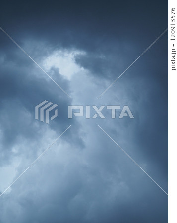 暗い空に黒い雲 120913576