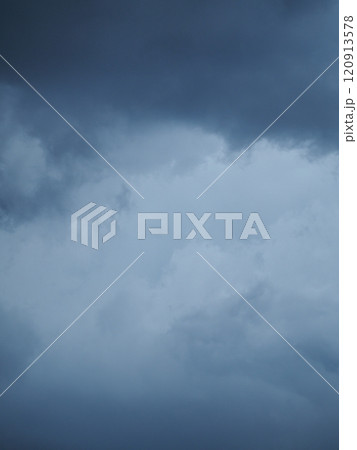 暗い空に黒い雲 暗い空に黒い雲 120913578