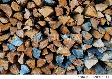積まれた薪に冬の準備を感じる 120913814