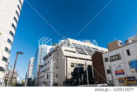 調布市役所周辺の街並み　調布駅前　冬晴れの青空　東京都調布市小島 120913877