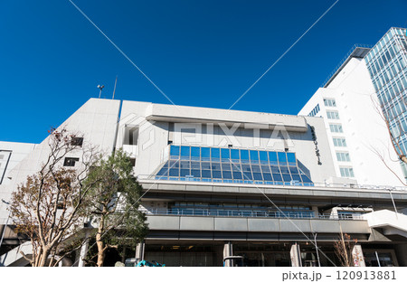 調布市グリーンホールの正面　冬晴れの青空　東京都調布市小島町 120913881