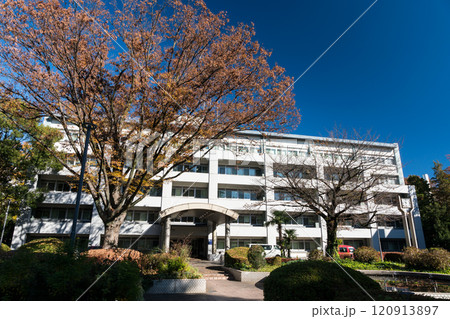 電気通信大学のキャンパス 本館を眺める 冬晴れの青空 東京都調布市調布ケ丘 電気通信大学のキャンパス 本館を眺める 冬晴れの青空 東京都調布市調布ケ丘 120913897