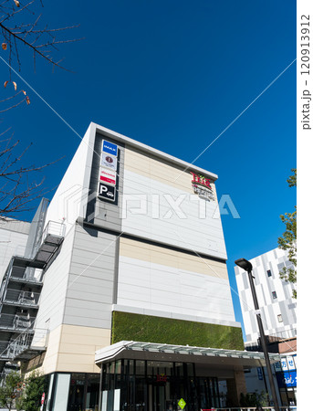 イオンシネマ　シアタス調布を見上げる　冬晴れの青空　東京都調布市小島町 120913912