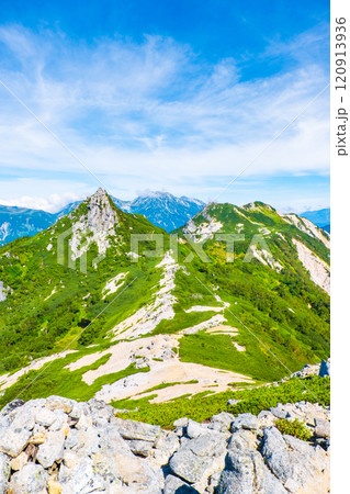 夏の烏帽子岳・南沢岳登山(前烏帽子岳から望む烏帽子岳・南沢岳) 夏の烏帽子岳・南沢岳登山(前烏帽子岳から望む烏帽子岳・南沢岳) 120913936