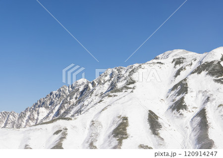 雪を被った冬の立山連峰 120914247