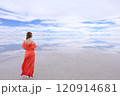 ウユニ塩湖｜オレンジドレスが映える幻想的なウェディングフォト 120914681
