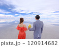 昼間の青空と塩湖の反射に映えるオレンジドレス｜ウユニフォト 120914682