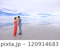 ウユニ塩湖｜花束で顔を隠し愛を交わすロマンチックなウェディングフォト 120914683