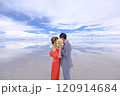 ウユニ塩湖｜花束で顔を隠してキスをする幻想的なウェディングフォト 120914684