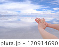 「ウユニ塩湖｜結婚指輪を重ねる手が映える幻想的なウェディングフォト 120914690