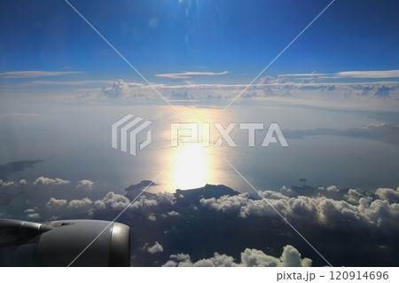 海に輝く光の道 機上からの景色 海に輝く光の道 機上からの景色 120914696