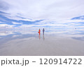 青空と塩湖に映るオレンジドレスの花嫁｜ウユニ塩湖結婚写真 120914722