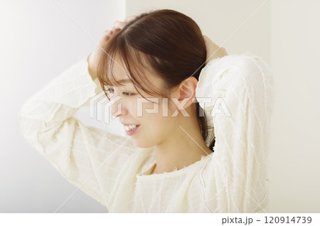ヘアセットをする女性 ヘアセットをする女性 120914739