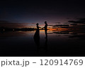 ウユニ塩湖の日の出｜手をつないで愛を誓う二人の美しい瞬間 120914769