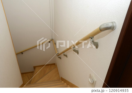 屋内の狭く危険な階段の手すり・シニア住宅 屋内の狭く危険な階段の手すり・シニア住宅 120914935