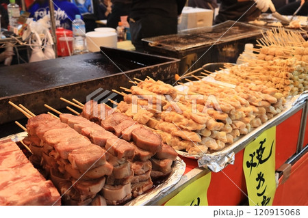 串焼きの屋台に並ぶ串ネタ 串焼きの屋台に並ぶ串ネタ 120915068
