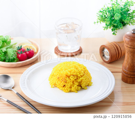 カレーをかける前のターメリックライス カレーをかける前のターメリックライス 120915856