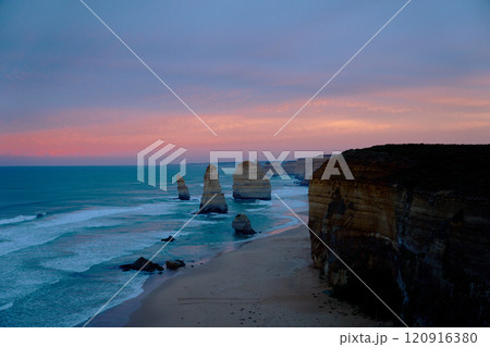 マジックアワーのグレート オーシャン ロード 12人の使徒 120916380