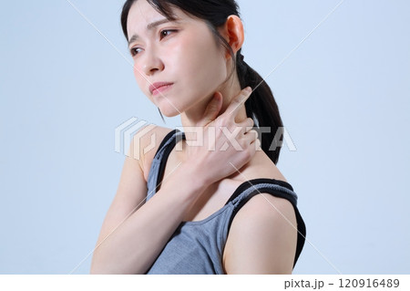 首　肩こりに悩む女性のイメージ 120916489