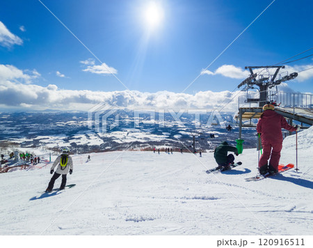 太陽が輝く晴天のスキー場 (北海道、ニセコ) 太陽が輝く晴天のスキー場 (北海道、ニセコ) 120916511