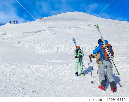 スキー場山頂まで徒歩で登って行く人々 (北海道、ニセコ) 120916513