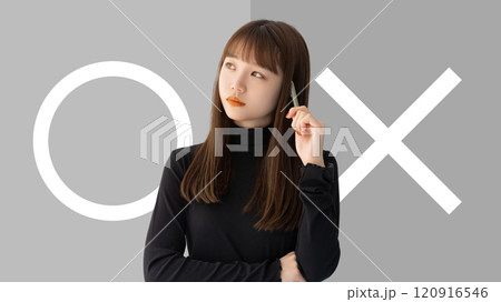 マルかバツか、どちらか考える女性 120916546