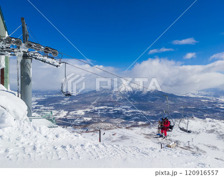 リフトの背後に雪の羊蹄山を望むスキー場 (北海道、ニセコ) 120916557