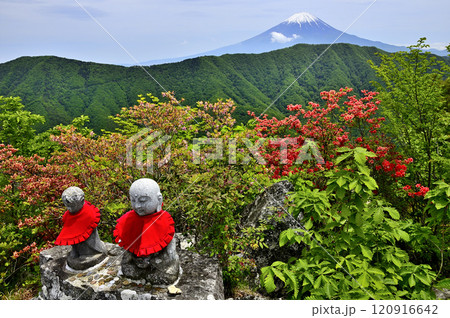 春の御坂山地　釈迦ヶ岳山頂より望む富士山 120916642