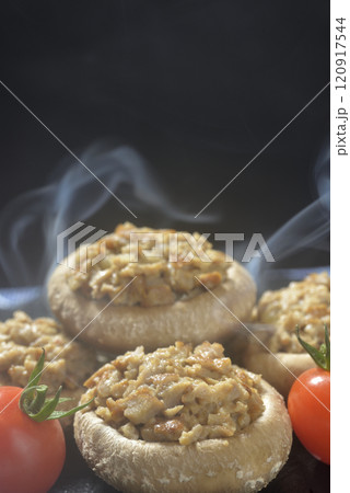 湯気の立ち昇る椎茸の肉詰め料理 湯気の立ち昇る椎茸の肉詰め料理 120917544