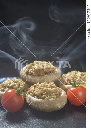 湯気の立ち昇る椎茸の肉詰め料理 湯気の立ち昇る椎茸の肉詰め料理 120917545