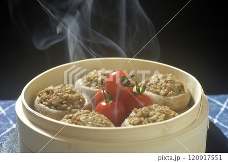 湯気の立ち昇る蒸籠で椎茸の肉詰めを調理する 120917551