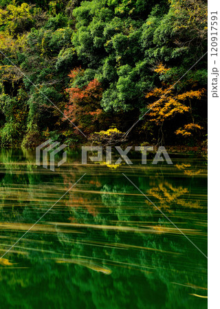 紅葉の奥多摩 渓谷と白丸湖の風景 長秒撮影 紅葉の奥多摩 渓谷と白丸湖の風景 長秒撮影 120917591