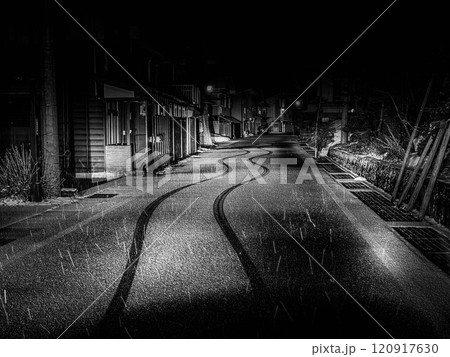 曲がりくねったタイヤの跡～初雪の夜～ 120917630