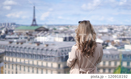 パリの街並みを眺めるフランス人の女性 パリの街並みを眺めるフランス人の女性 120918192