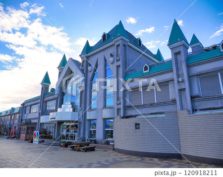晴れた青空と高畠駅太陽館・山形県東置賜郡高畠町 120918211
