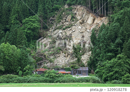 令和6年能登半島地震の影響で発生した土砂崩れ（石川県輪島市） 120918278