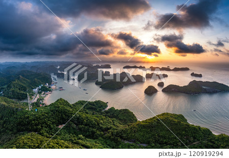 Beautiful landscape Lan Ha bay view from the Cat Ba Island. 120919294