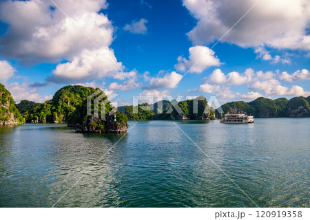 Beautiful landscape Lan Ha bay view from the Cat Ba Island. 120919358