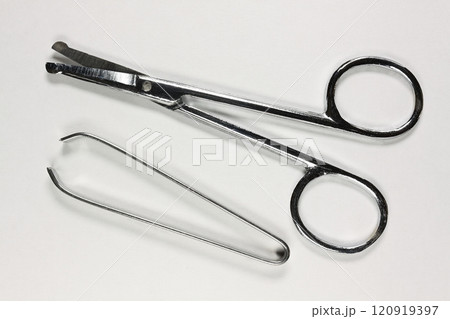 ハサミと毛抜き ハサミと毛抜き 120919397