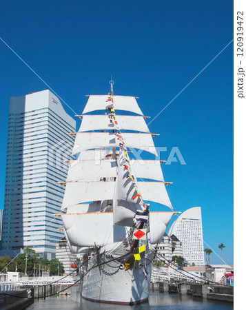 帆船日本丸 文化の日の総帆展帆 都市景観(2024年11月) 帆船日本丸 文化の日の総帆展帆 都市景観(2024年11月) 120919472