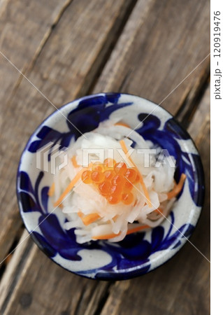 正月料理の手作り紅白なます　大根とニンジンの酢の物 120919476